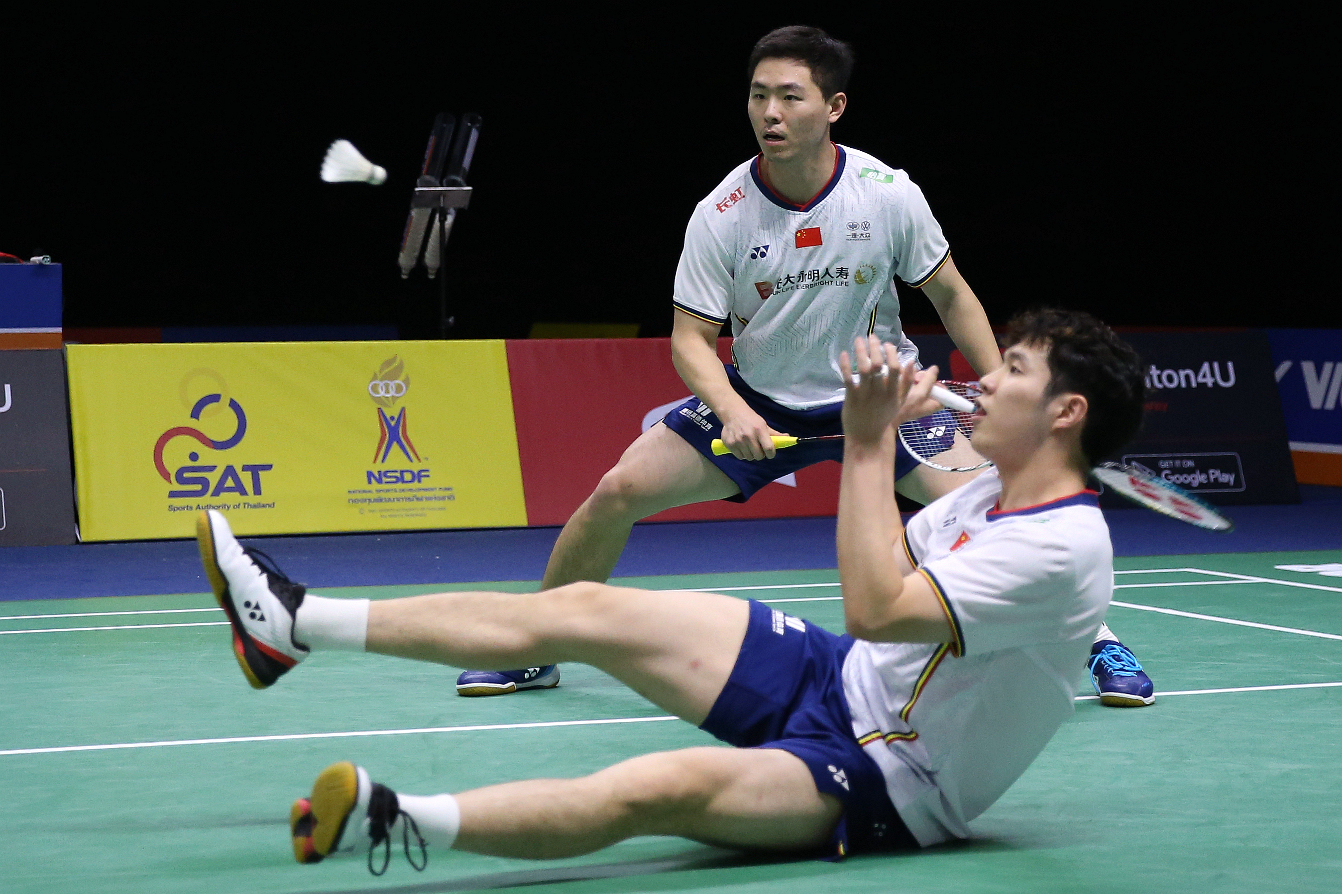 爱游戏官方-法国队轻取丹麦队，黄鸭组合带队取胜