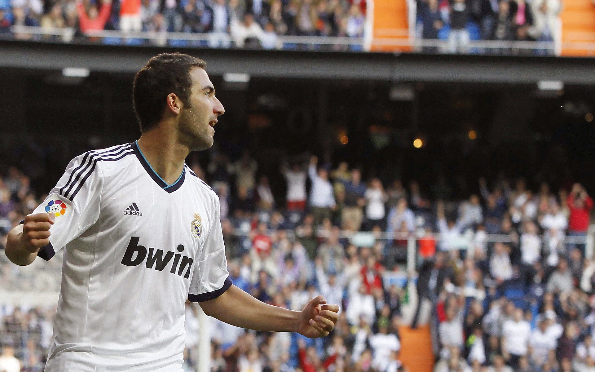 爱游戏官方入口-欧冠淘汰赛之夜，贝恩，从暗影到聚光灯的制胜者