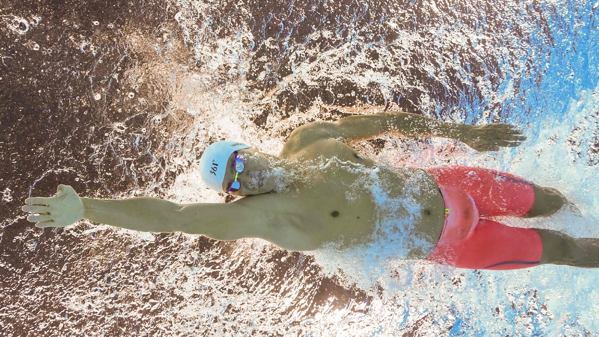 爱游戏娱乐-欧冠淘汰赛之夜，姆巴佩用双脚撕碎战术板，宣告个人英雄主义未死